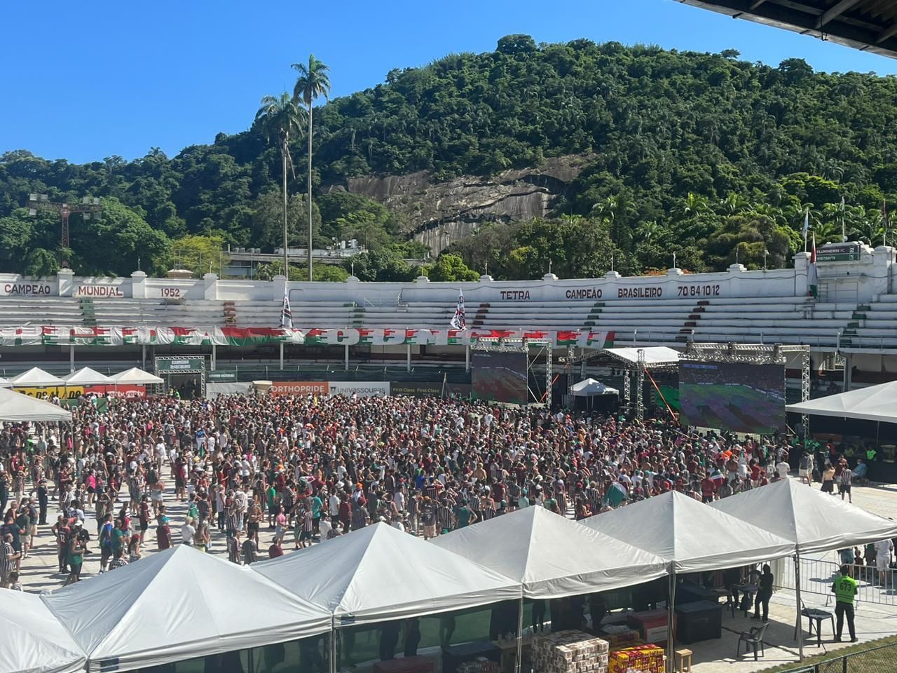 Torcida do Fluminense lota Laranjeiras para acompanhar semifinal do Mundial