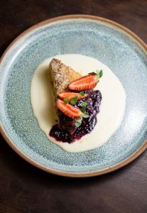 Rabanada feira pelo chef João Diamante servida com creme inglês e frutas vermelhas