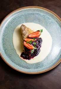 Rabanada feira pelo chef João Diamante servida com creme inglês e frutas vermelhas
