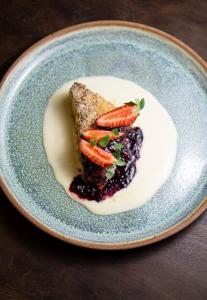Rabanada feira pelo chef João Diamante servida com creme inglês e frutas vermelhas