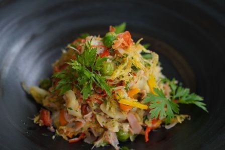 Receita de postas de bacalhau com tomate, ervilhas e chorizo da chef Sofia Marinho