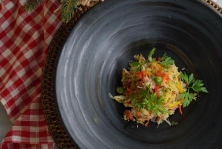 Receita de postas de bacalhau com tomate, ervilhas e chorizo da chef Sofia Marinho