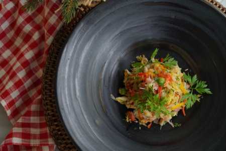 Receita de postas de bacalhau com tomate, ervilhas e chorizo da chef Sofia Marinho