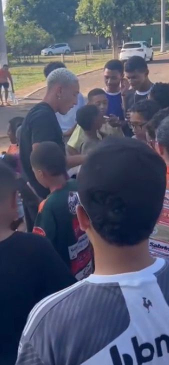 Atacante do Cruzeiro participa de evento com crianças no Norte de Minas