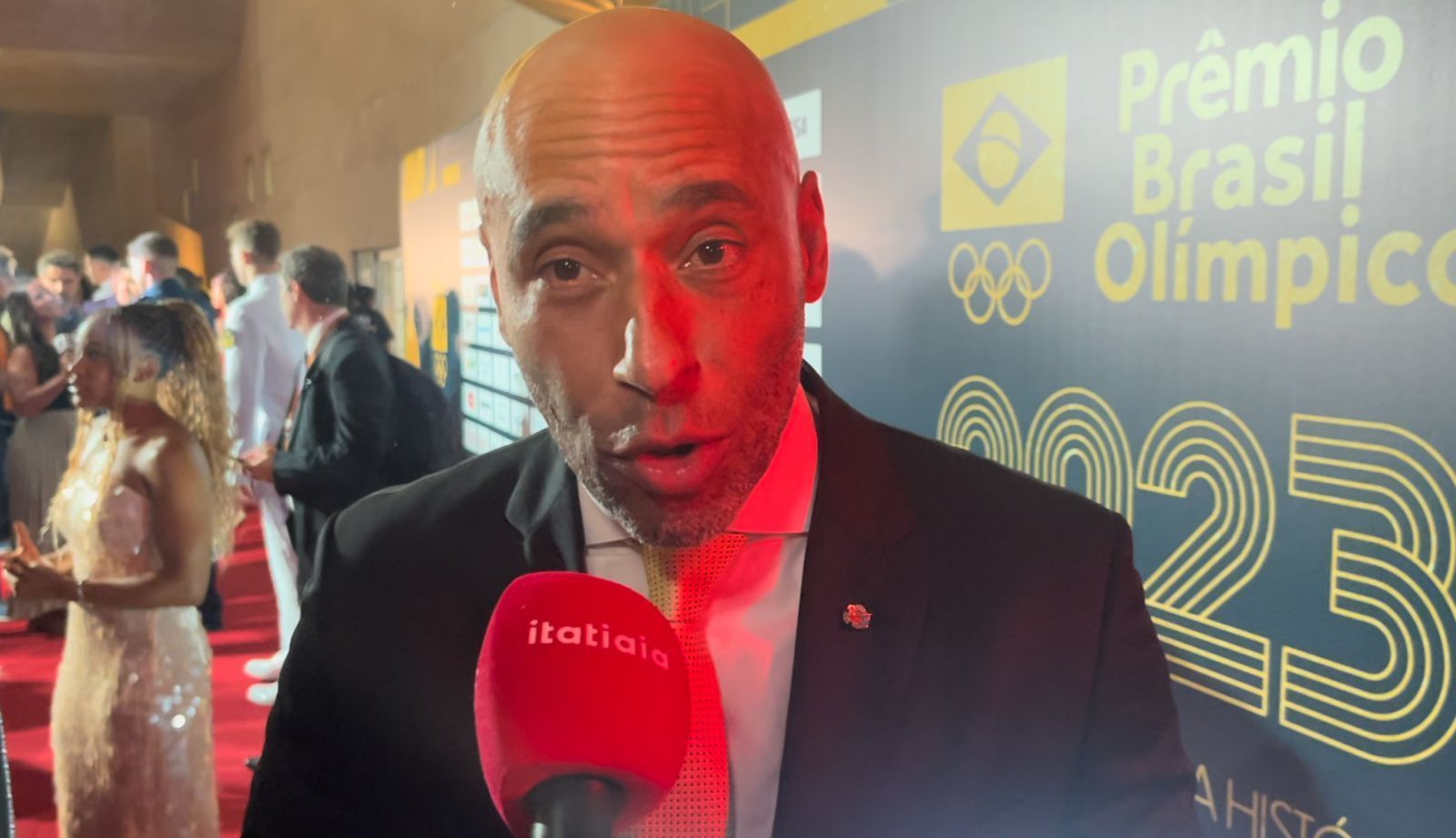 Filho de Pelé revela como família reagiu à camisa 10 'aposentada' no Santos