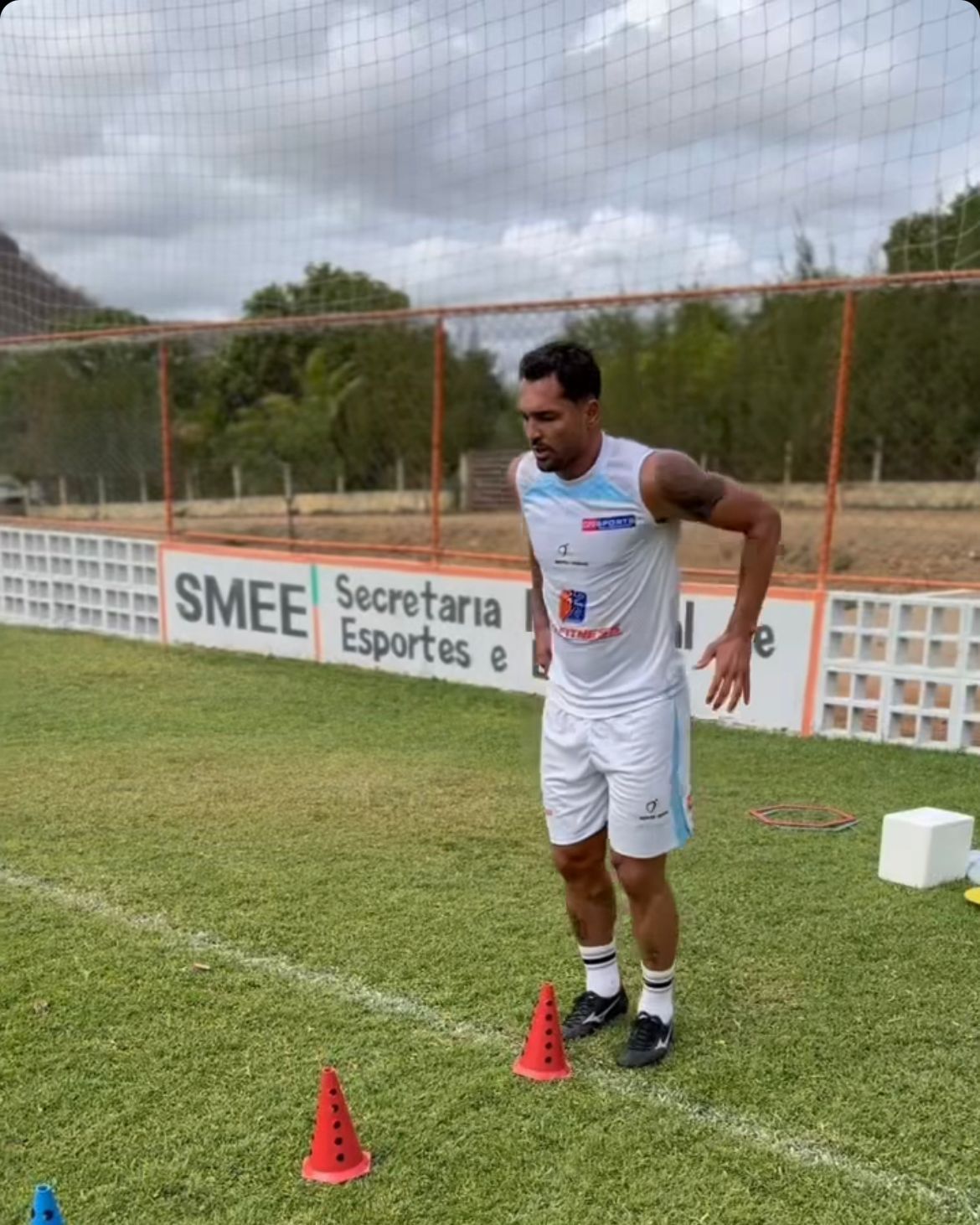 Sem permanência garantida no Cruzeiro, atacante Gilberto treina nas férias