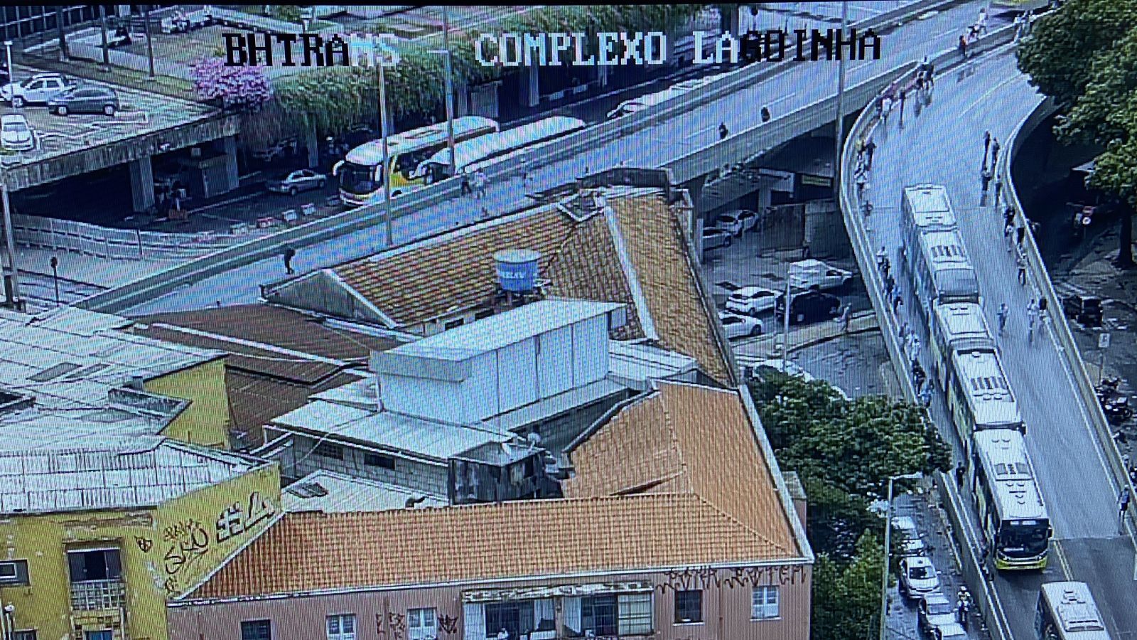 Com Complexo da Lagoinha parado, passageiros descem dos ônibus e se arriscam no viaduto