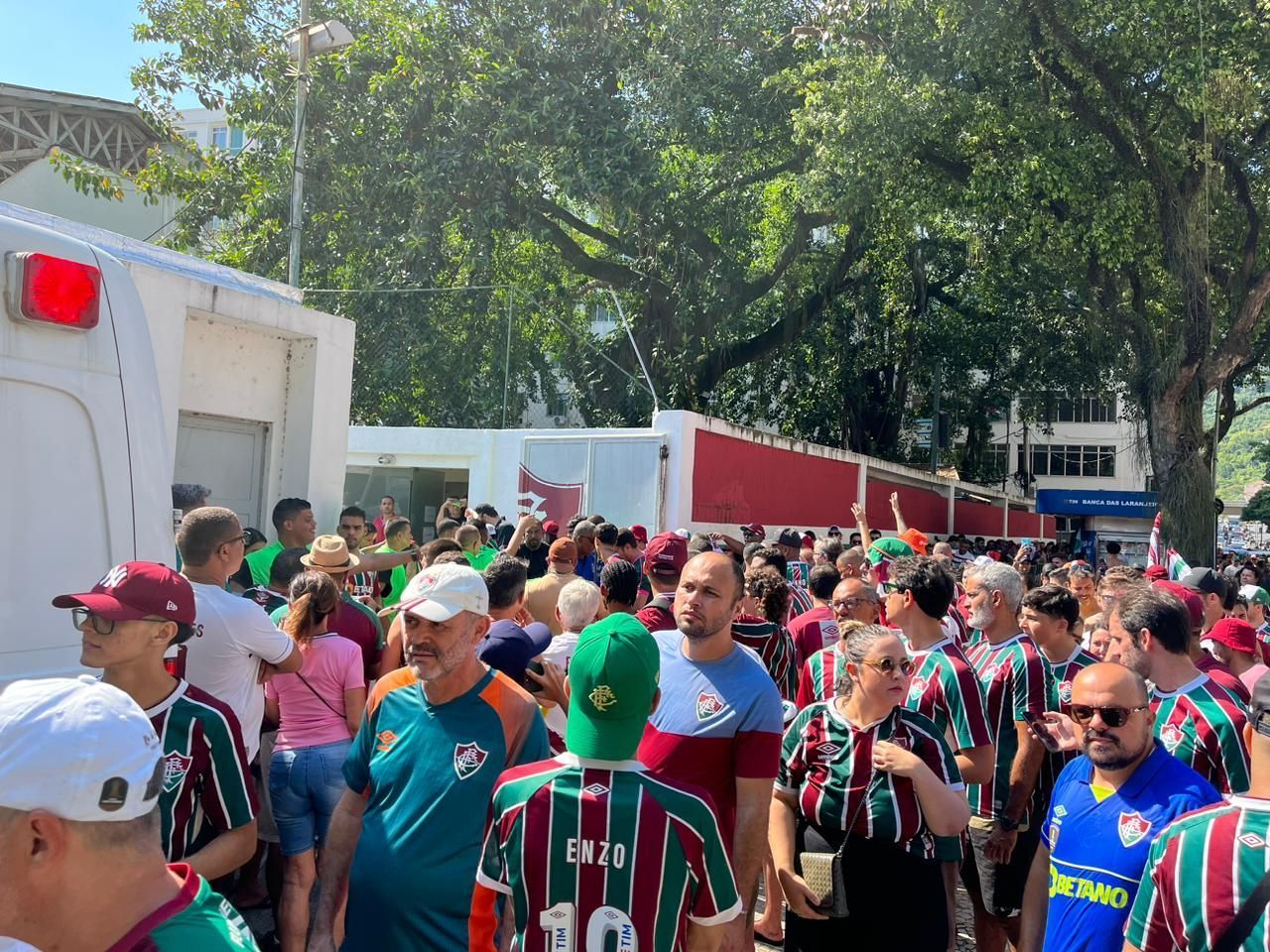 Torcedores do Fluminense perdem inicio de jogo em fila nas Laranjeiras