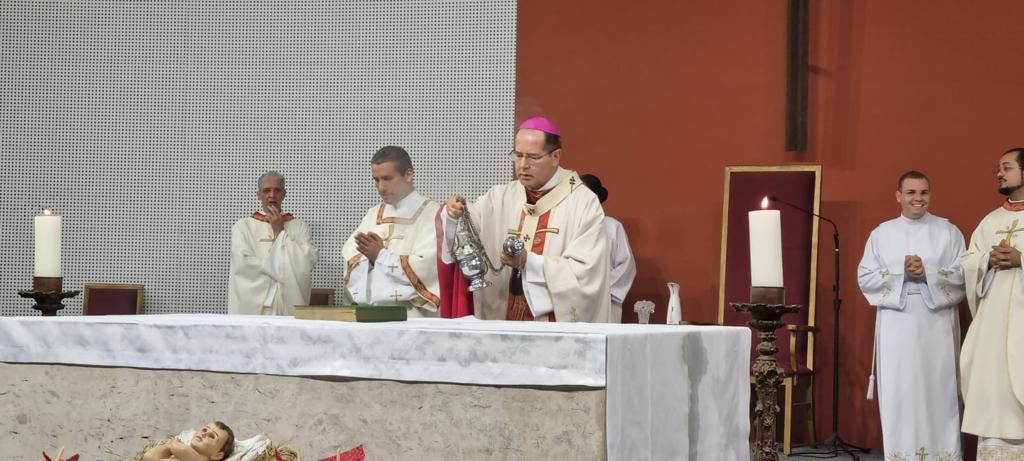 Vigília de Natal reúne multidão de fiéis sob a celebração de Dom Walmor