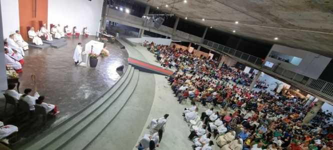 Catedral Cristo Rei repleta de fiéis para a Vigília de Natal celebrada por dom Walmor