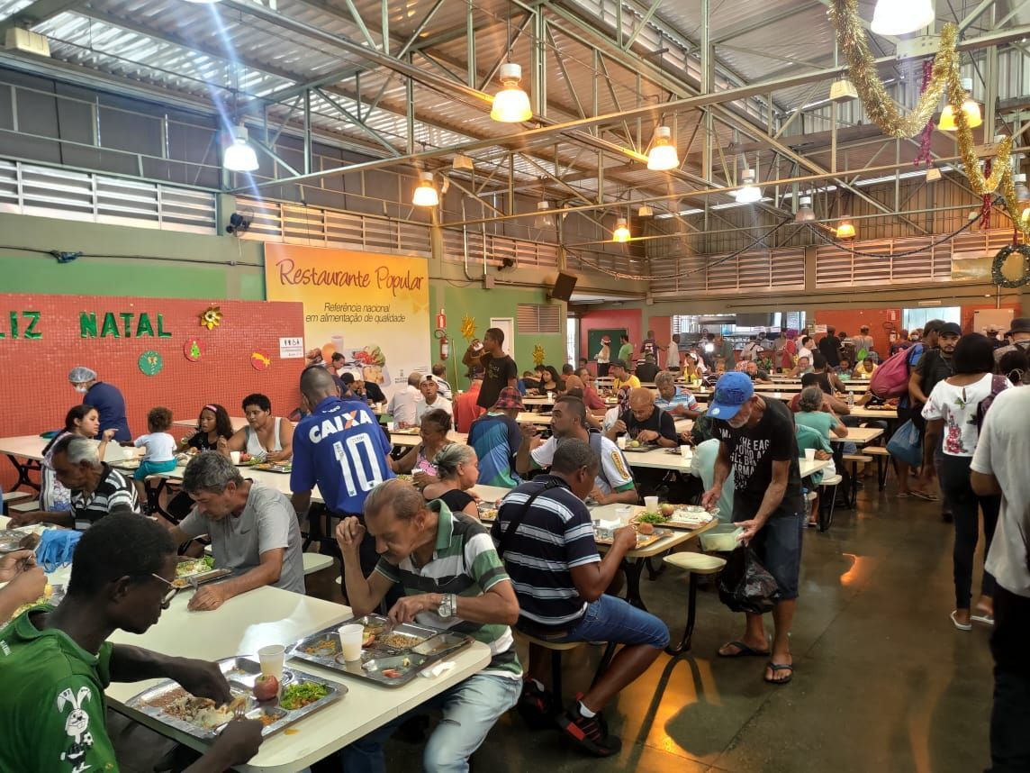 Almoço de Natal tem 'casa cheia' no Restaurante Popular de BH