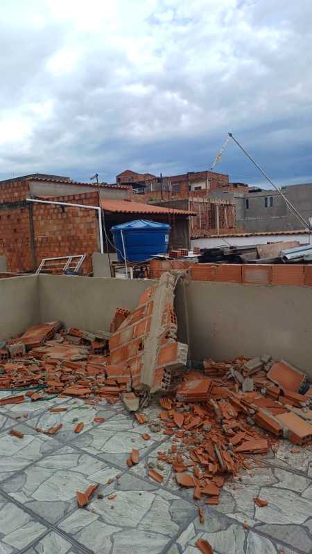 Muro de casa em Betim caiu após forte temporal