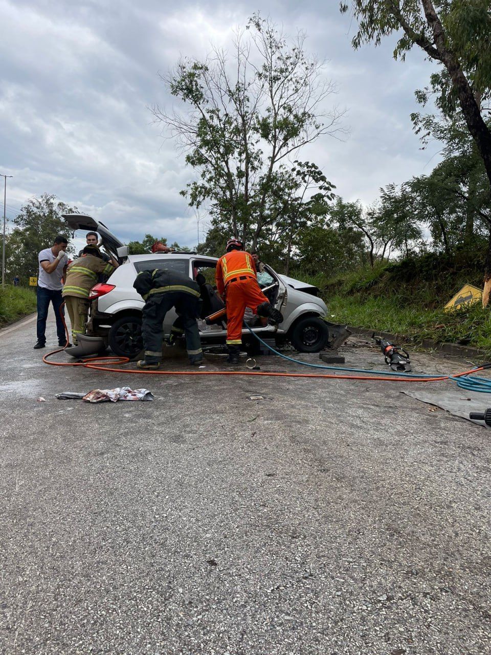 Acidente deixa um morto e três feridos na MG-30 em Nova Lima, na Grande BH
