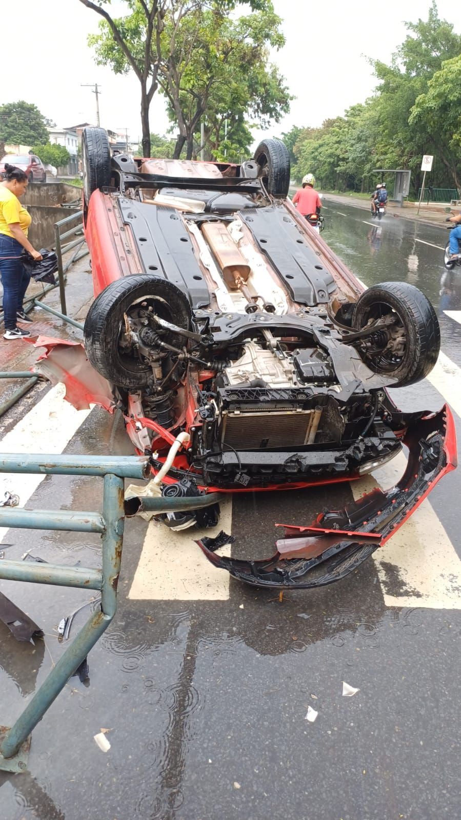 Carro capota após batida e interdita parcialmente a avenida Risoleta Neves, em BH