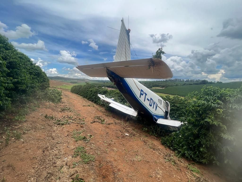 Avião faz pouso de emergência em cafezal no Sul de Minas; veja imagens