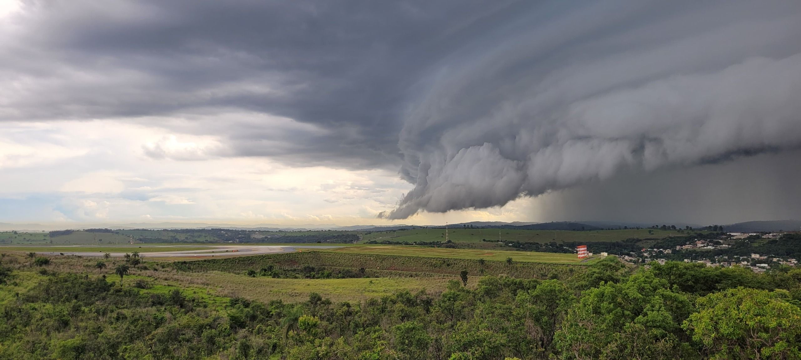 Vídeo: nuvens gigantes chamam atenção nas proximidades do Aeroporto de Confins, na Grande BH