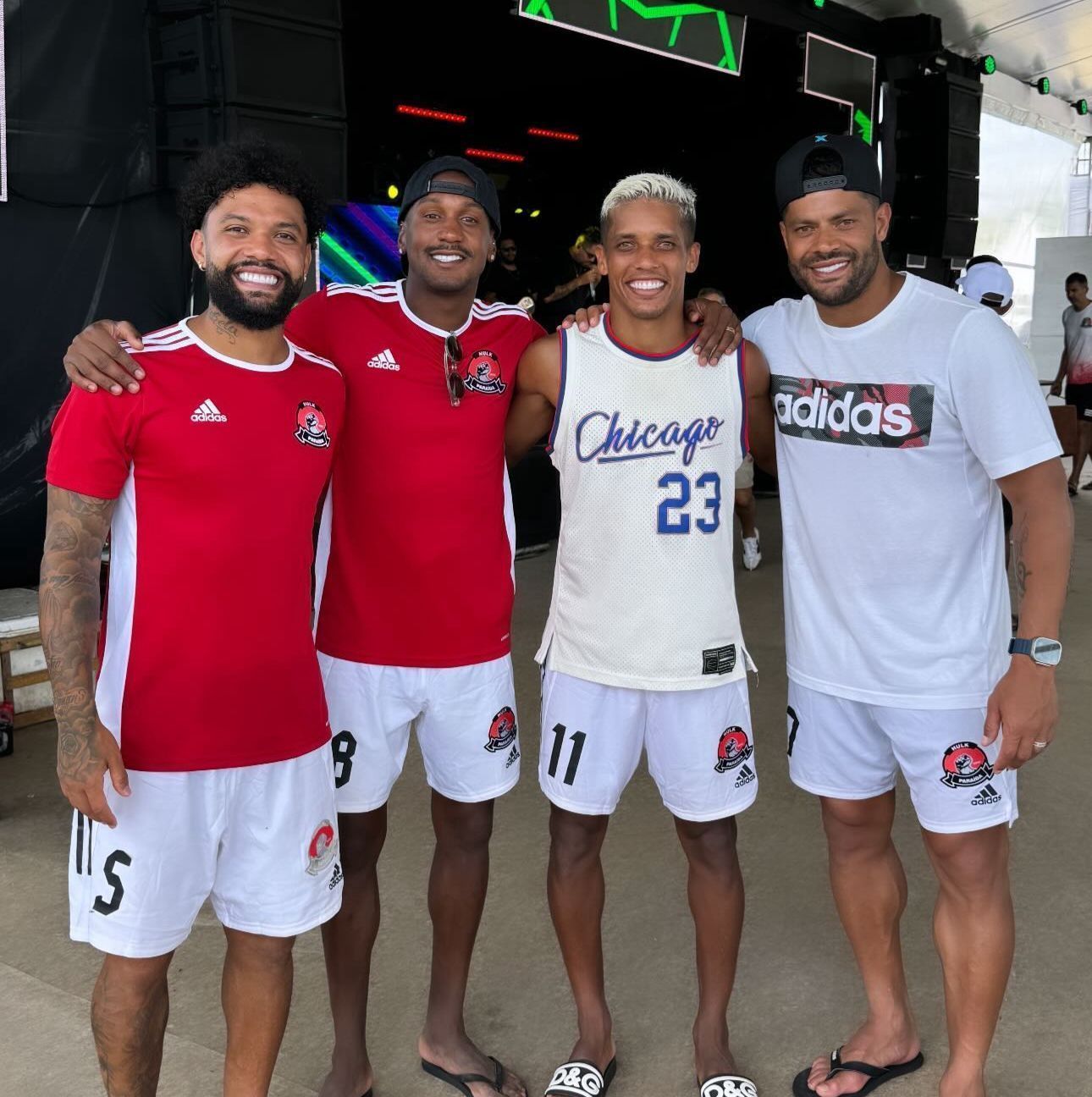 Jogadores do Atlético batem bola em 'CT de Hulk' na Paraíba