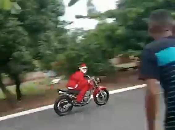 Papai Noel em fuga: viatura da PM capota durante perseguição a motociclista fantasiado em Matão (SP)