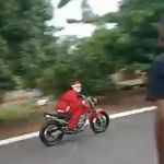 Papai Noel em fuga: viatura da PM capota durante perseguição a motociclista fantasiado em Matão (SP)