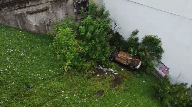 Carro cai em ribanceira e motorista fica pendurada no veículo em BH