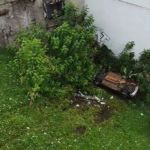 Carro cai em ribanceira e motorista fica pendurada no veículo em BH