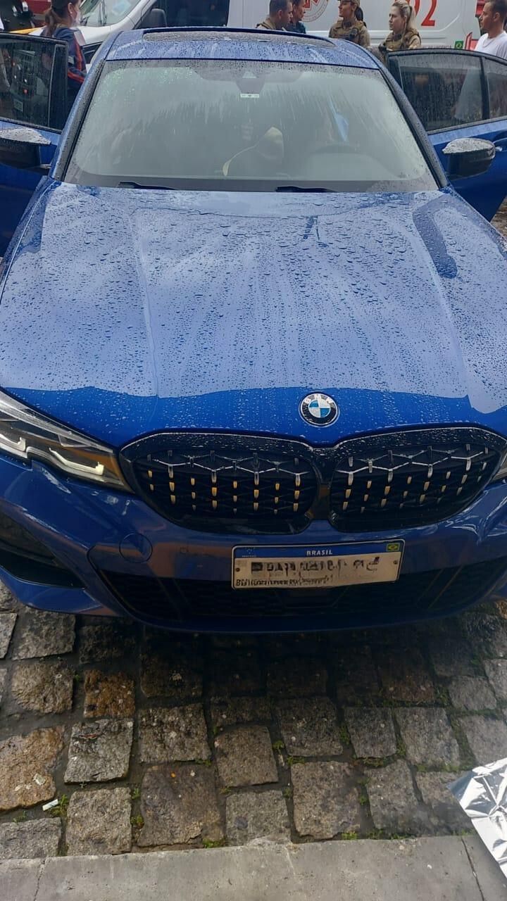 Monóxido de carbono é a principal suspeita da morte das vítimas encontradas dentro de BMW em Camboriú