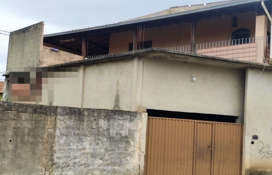 Fogos de artifício? Cachorro morre pendurado em corrente para fora de casa em Santa Luzia