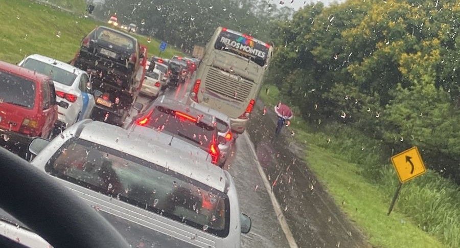 Volta para casa é marcada por acidentes; MG-10 registra congestionamento de 15 km