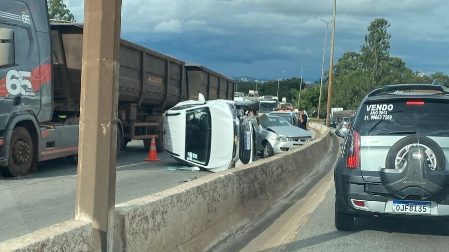 Carro tomba após colisão entre três veículos e um caminhão no Anel Rodoviário