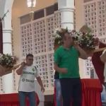 Vídeo: imagem de padroeiro de Cuiabá avaliada em R$ 40 mil cai em procissão