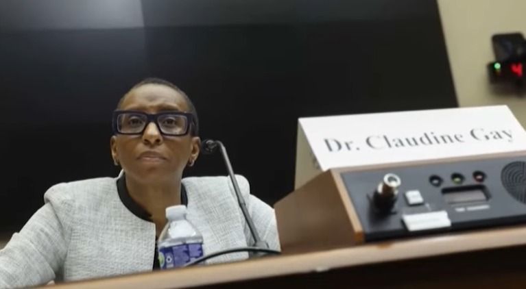 Reitora de Harvard renuncia após polêmicas de plágio e antissemitismo