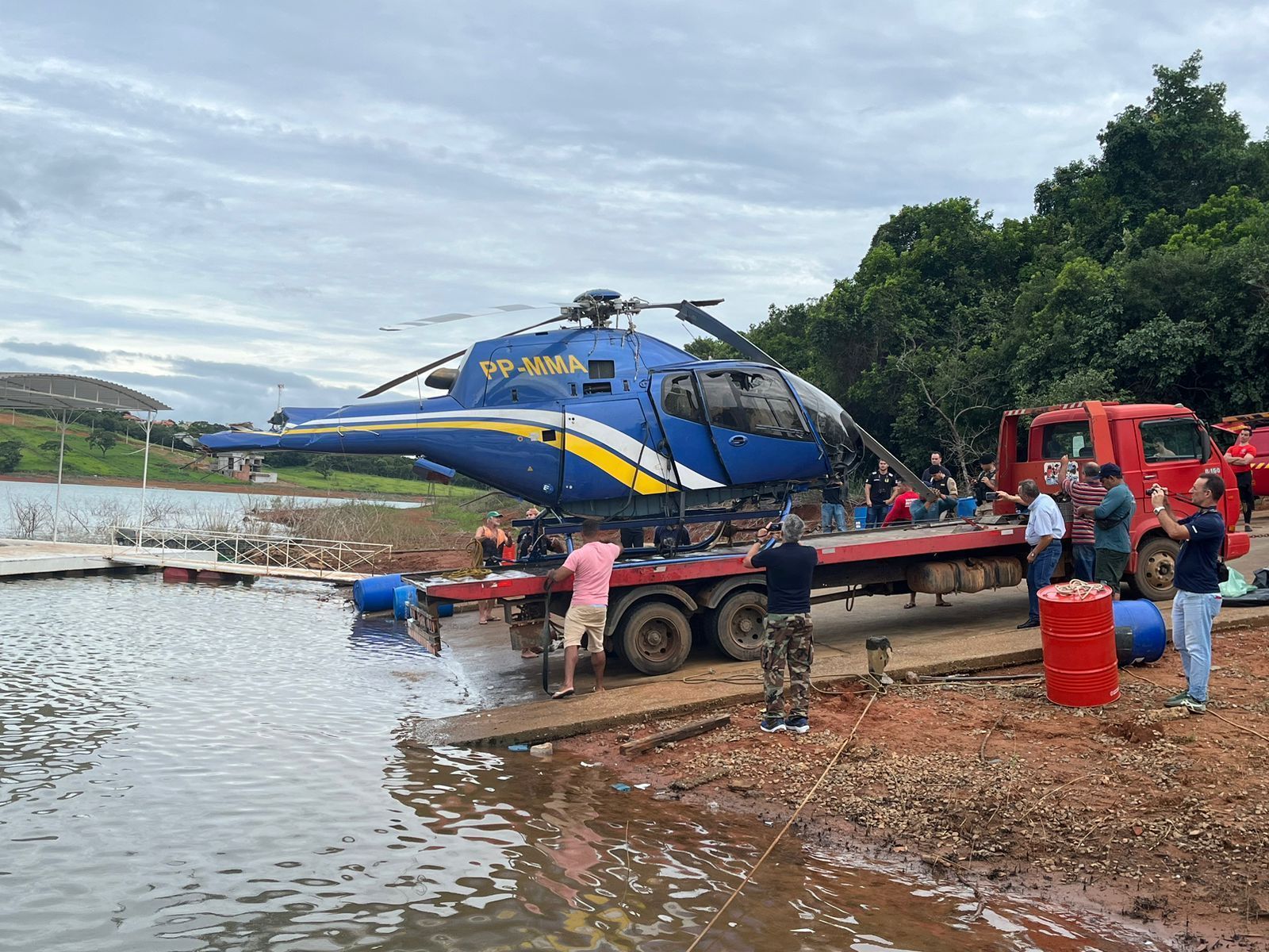 Bombeiros realizam reboque de helicóptero que caiu em Capitólio