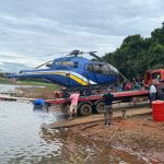 Bombeiros realizam reboque de helicóptero que caiu em Capitólio