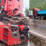 Cabine de carreta fica completamente destruída em acidente na BR-040, em Itabirito