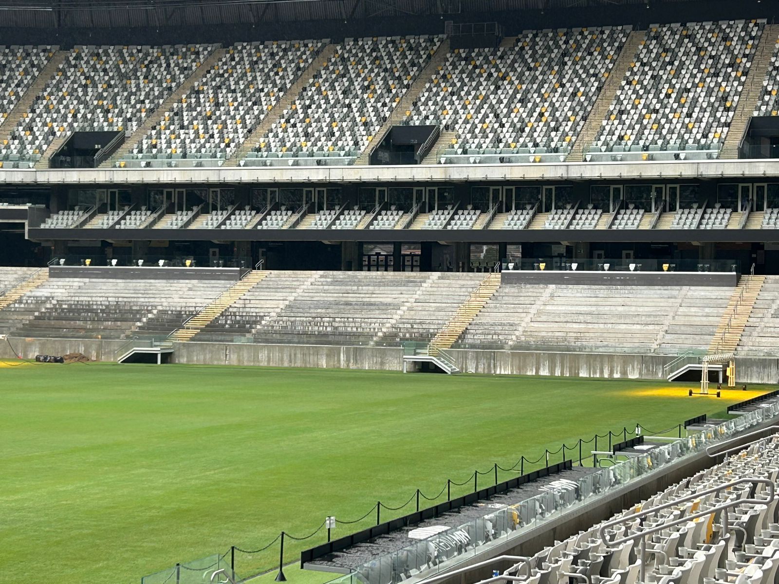 Renovação do gramado da Arena MRV chega a 50% do processo: veja fotos