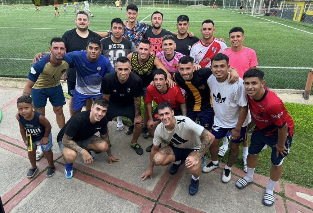 Entrosamento em dia: dupla do Atlético joga 'pelada' na Argentina durante férias
