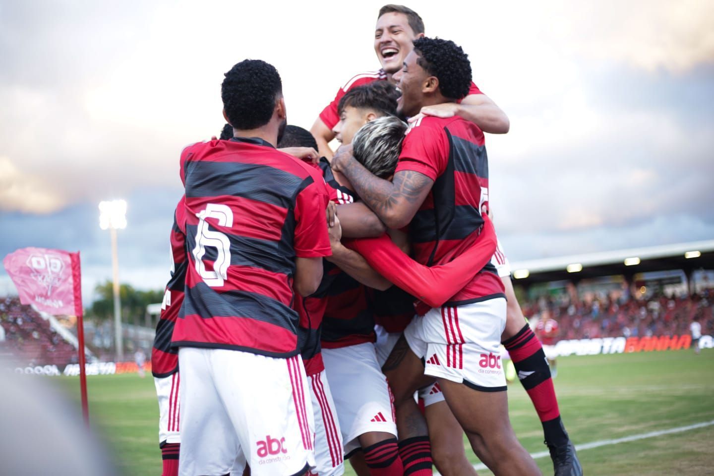 Sem sustos, Flamengo vence o São José-RS na estreia da Copinha