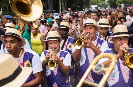 integrantes da banda mole tocam trompete