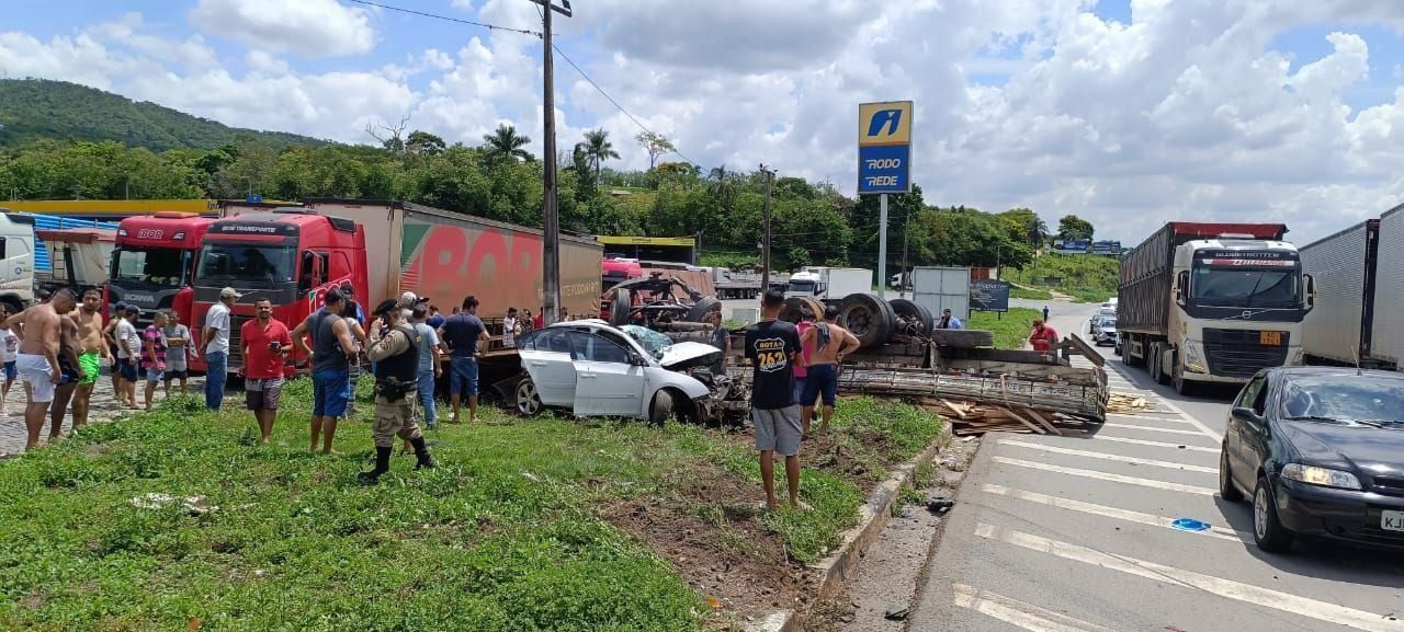 Video: colisão entre três veículos deixa uma pessoa morta na BR-381, na Grande BH