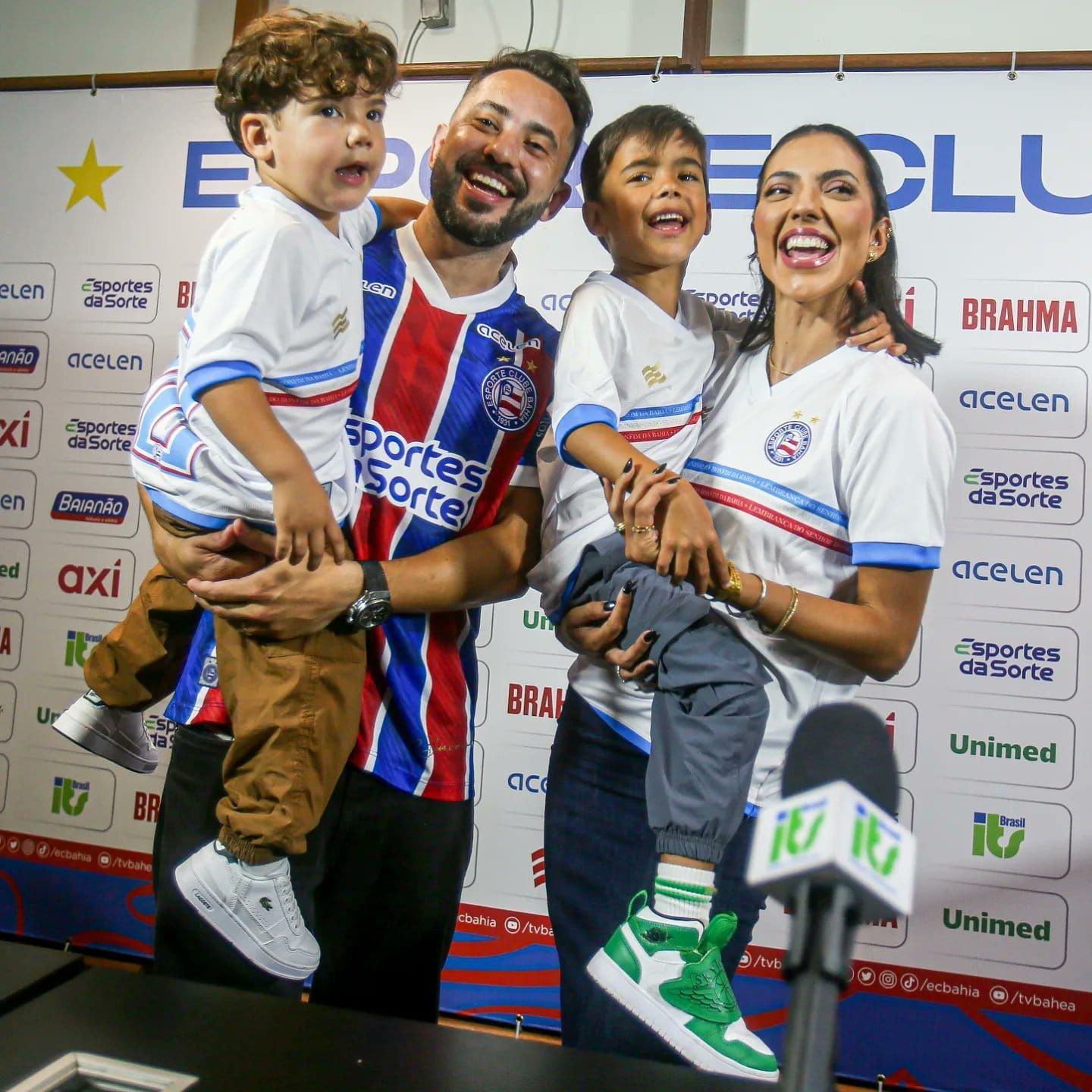 Filho de Everton Ribeiro canta hino do Flamengo, mas depois corrige: 'Bahia, Bahia'