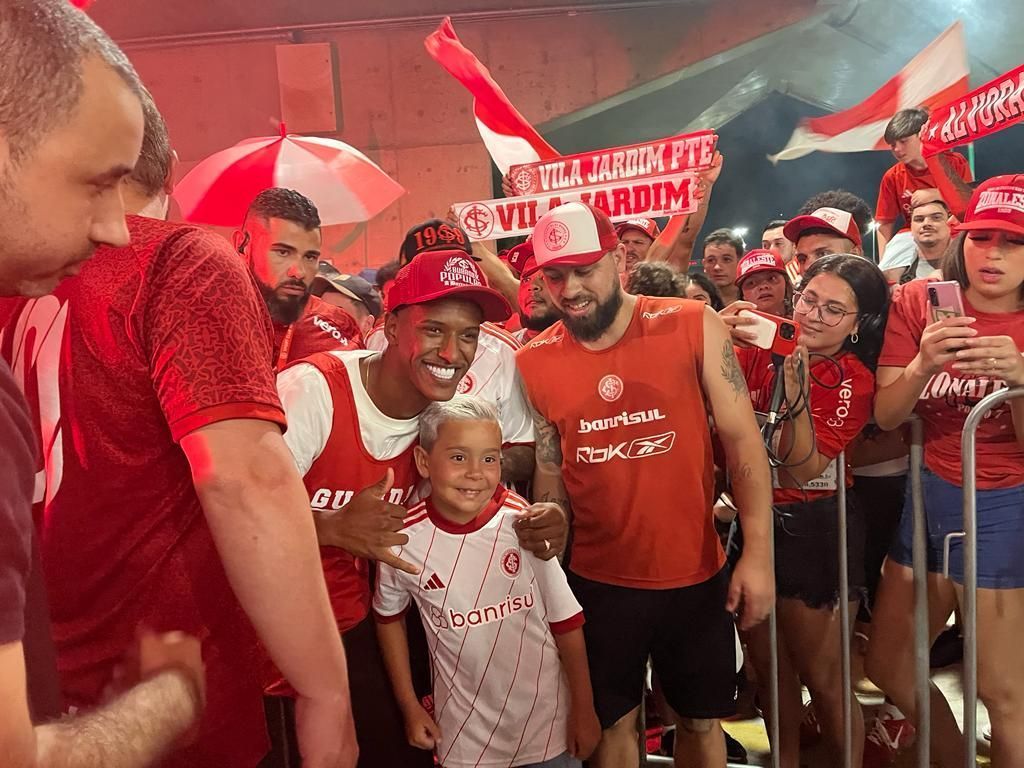 Robert Renan é recebido com festa pela torcida do Inter em Porto Alegre
