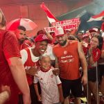 Robert Renan é recebido com festa pela torcida do Inter em Porto Alegre