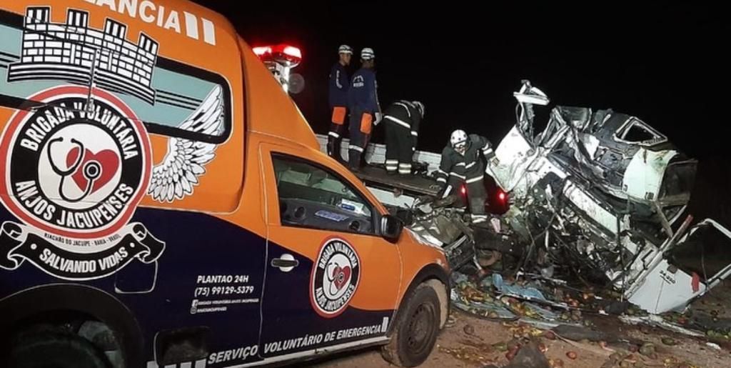 Acidente entre caminhão e ônibus deixa 25 pessoas mortas no norte da Bahia