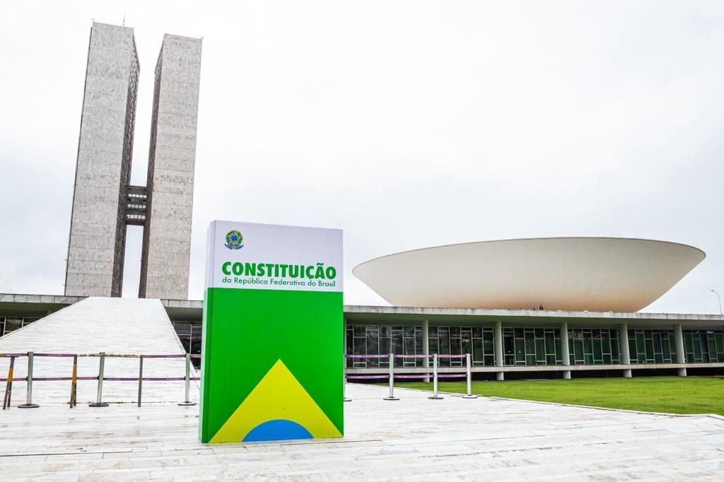Réplicas gigantes da Constituição são colocadas na porta das sedes dos Três Poderes, em Brasília