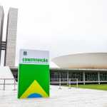 Réplicas gigantes da Constituição são colocadas na porta das sedes dos Três Poderes, em Brasília