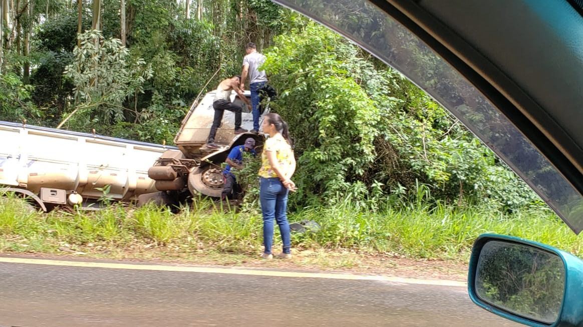 Carreta perde o controle e tomba na Serra da Piedade, em Caeté