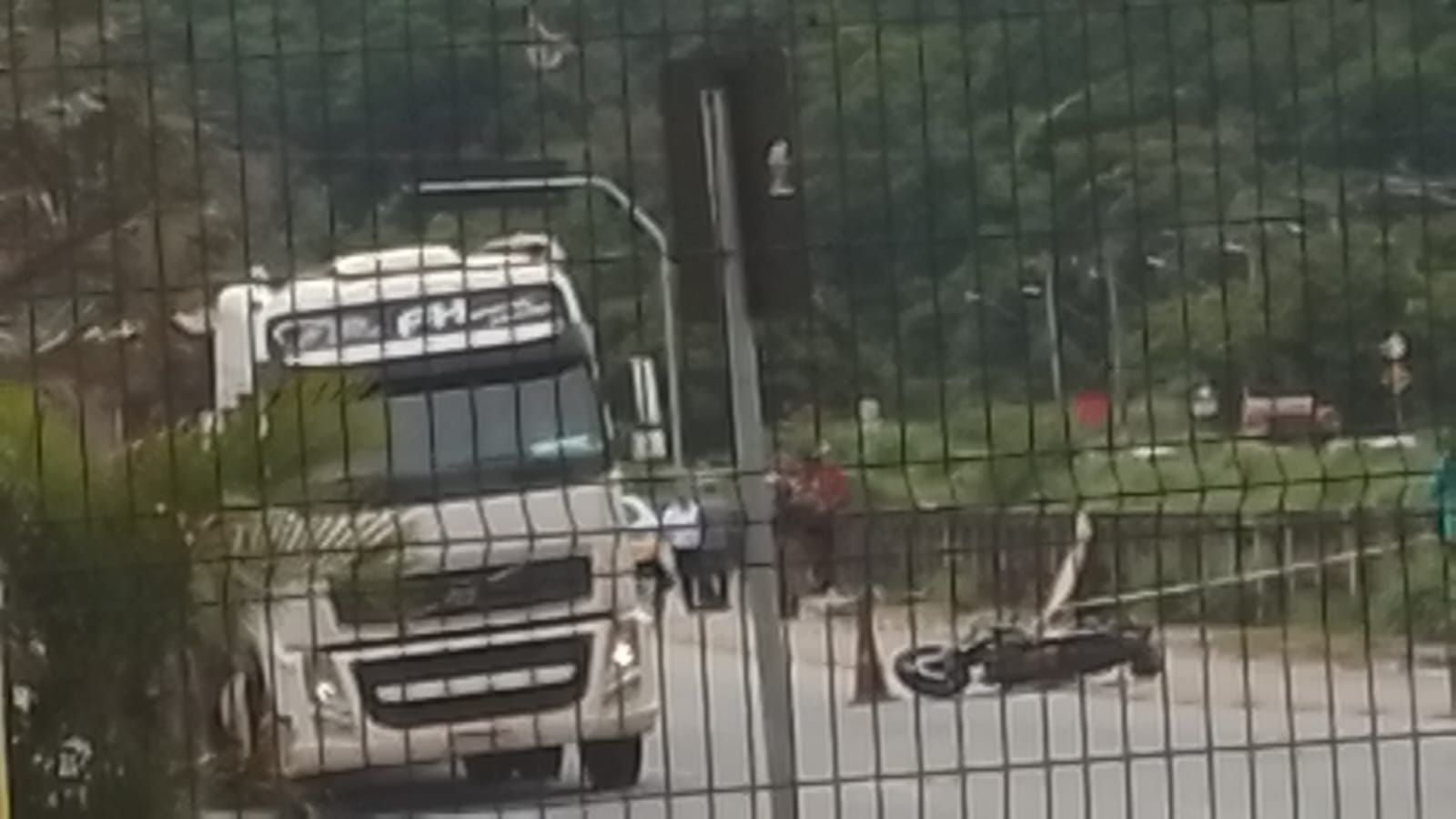 Ciclista morre ao cair em córrego após acidente com moto, em Contagem