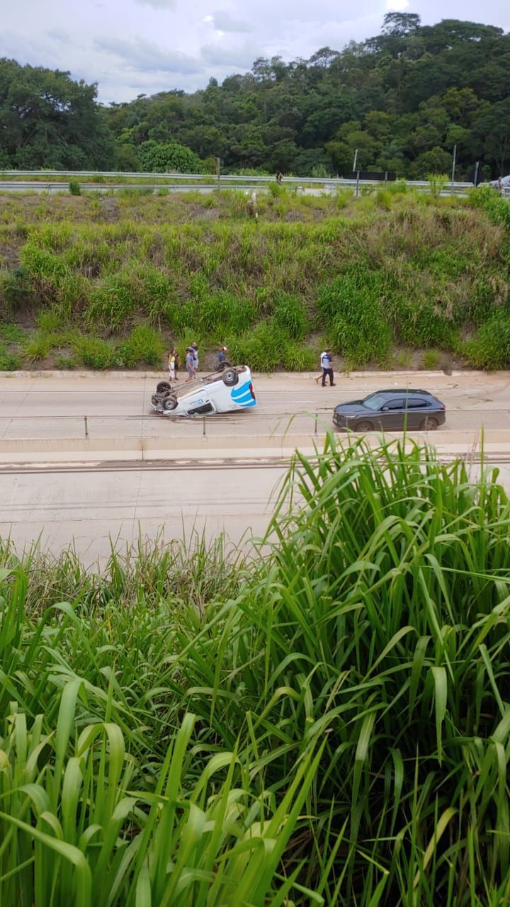 Carro de seguradora capota na BR-381, em Caeté, na Grande BH