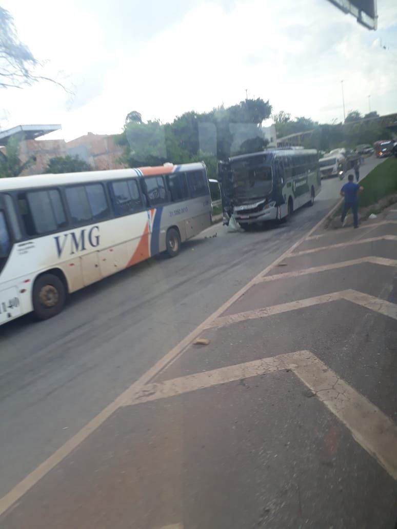 Batida entre dois ônibus interdita parcialmente o acesso da Via do Minério ao Anel Rodoviário
