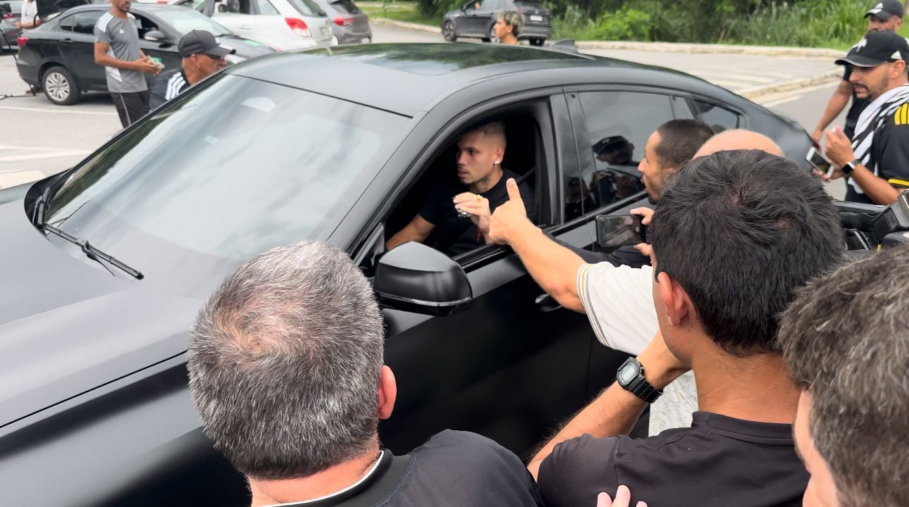 Apresentação no Atlético tem fã de Vargas, 'turista' e skatista; veja